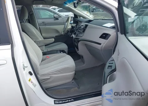 2014 Toyota Sienna Le V6 8 Passenger z USA, uszkodzony, nr VIN 5TDKK3DC8ES495898